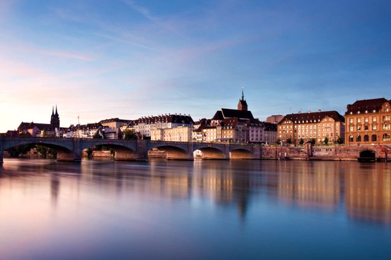 Die Mittlere Rheinbrücke und das Grand Hotel Les Trois Rois auf der Grossbasler Seite. Foto: Basel Tourismus