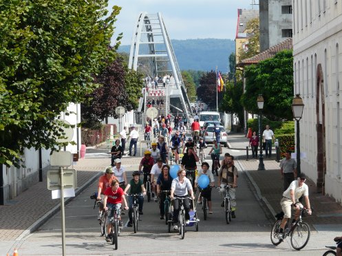 Teilnehmer des slowUp Basel-Dreiland fahren über die Dreiländerbrücke.