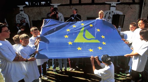 Kinder halten die Fahne der RegioTriRhena fest.