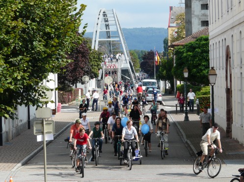 Participants in the Basel three-country slowUp drive over the Dreiländerbrücke.