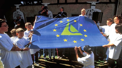 Des enfants tiennent le drapeau de la RegioTriRhena.