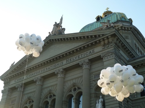 Des ballons bâlois sur la Place fédérale de Berne.