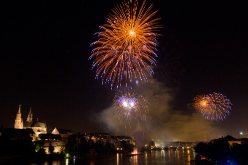 Das Feuerwerk der Bundesfeier am Rhein in Basel.