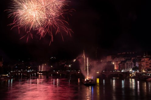 Bild des Feuerwerks der Bundesfeier am Rhein von 2019.
