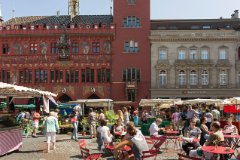 Traditioneller Frischwarenmarkt mit Verpflegungsbetrieben als Ergänzung - das Herzstück der Shopping City Basel.
