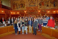 Les étudiants ont été reçus dans la salle du Grand Conseil de l’hôtel de ville de Bâle par la chancelière d’État, madame Barbara Schüpbach-Guggenbühl.